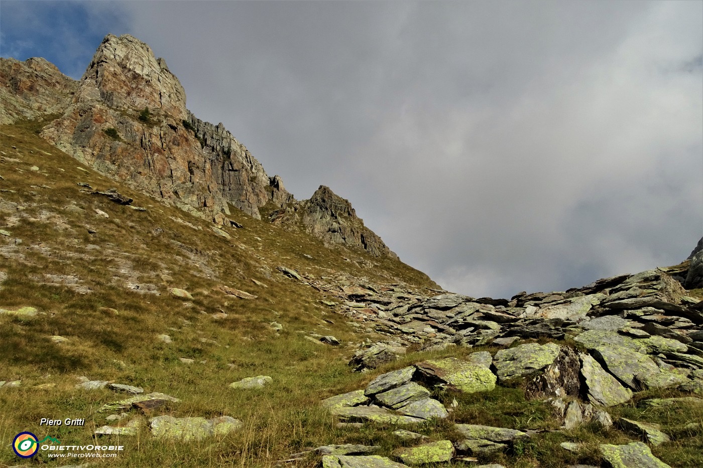 89 Dal Passo di Val Vegia al Passo del Tonale passando alle pendici del torrione del Pizzo delle Orobie.JPG